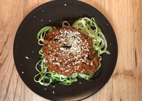 Spagetti alla bolognese z cukinia